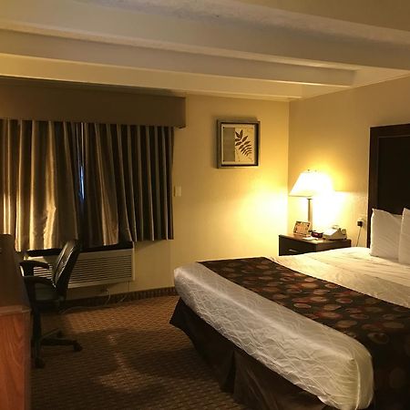 Days Inn By Wyndham Bloomington West エクステリア 写真