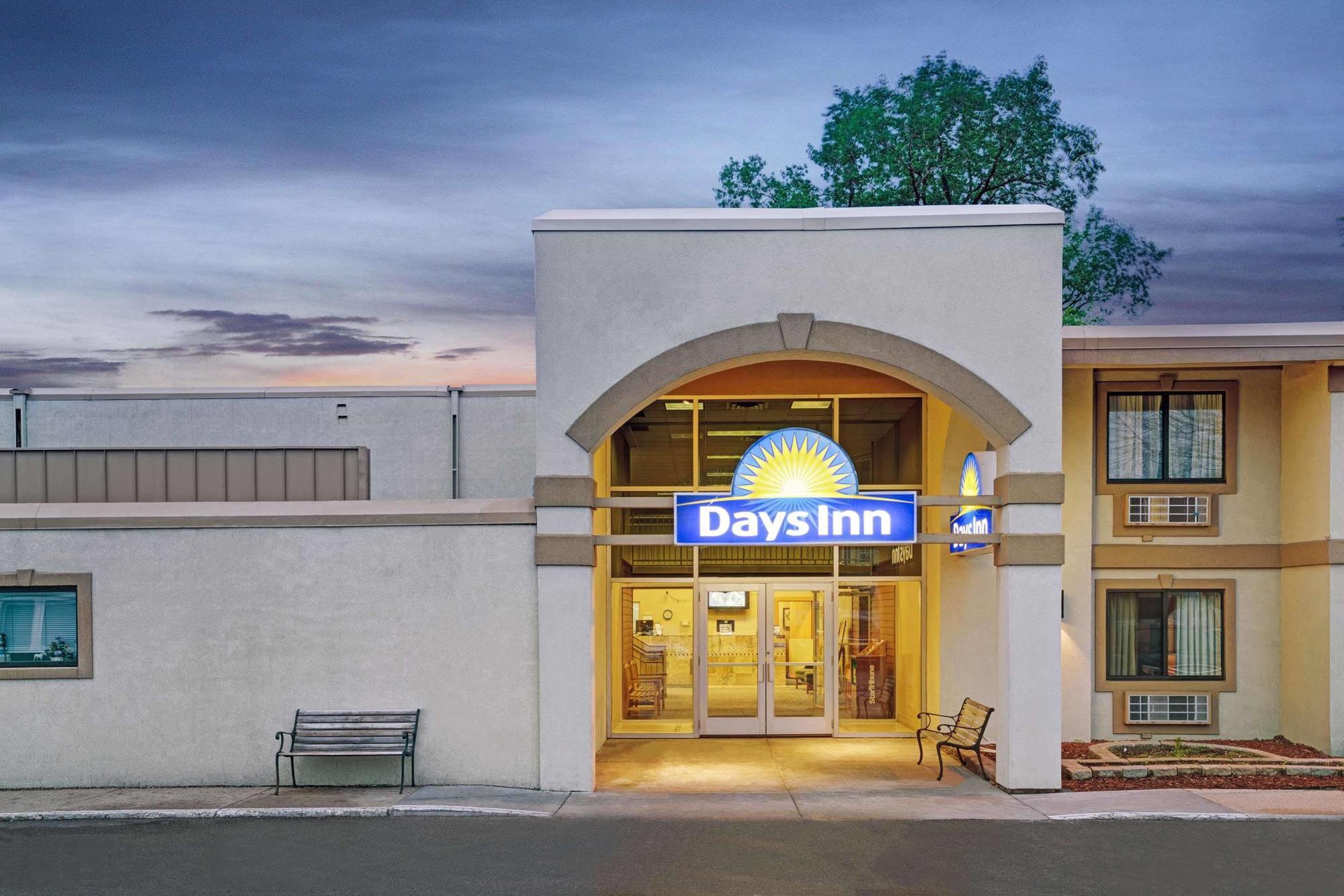 Days Inn By Wyndham Bloomington West エクステリア 写真