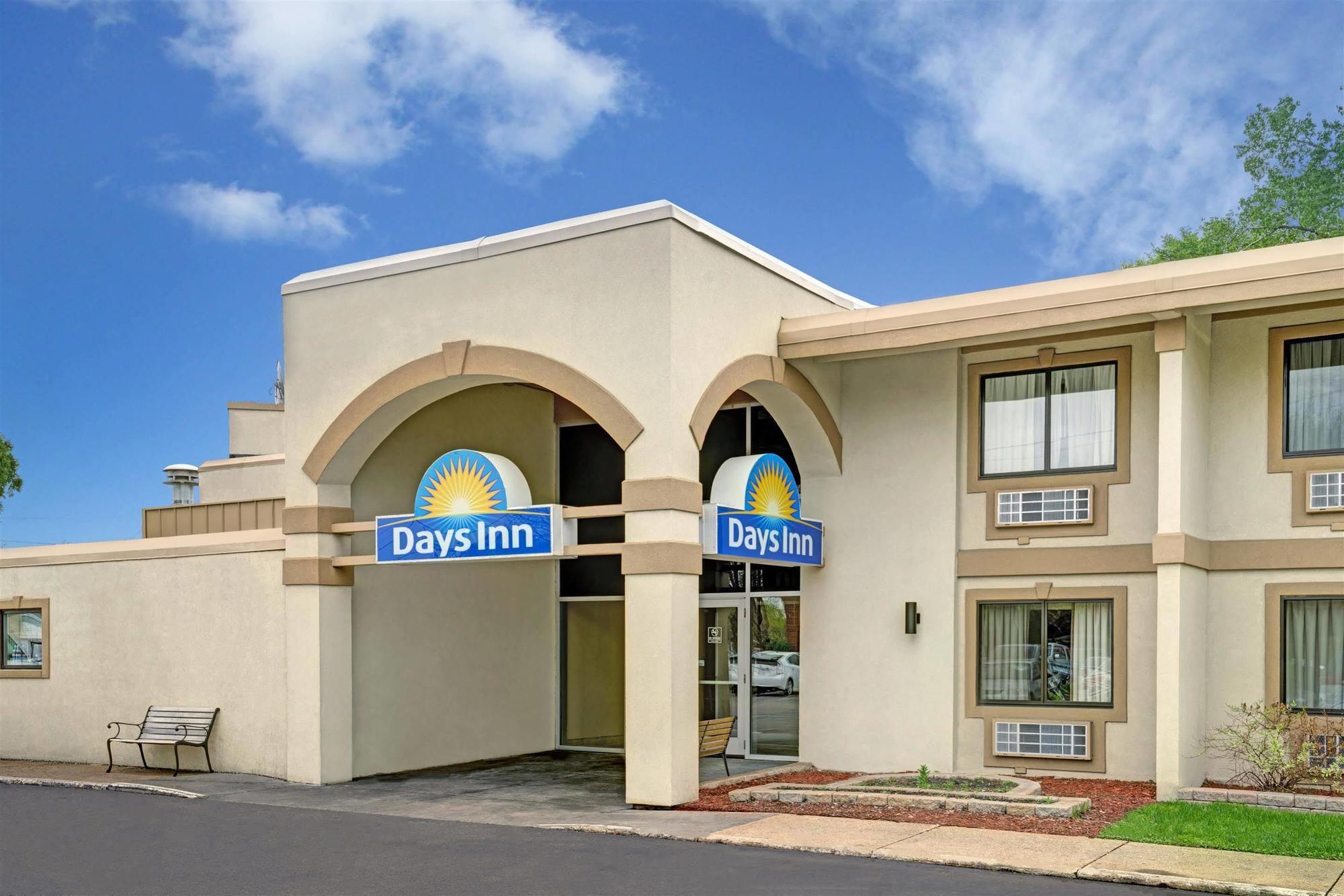 Days Inn By Wyndham Bloomington West エクステリア 写真