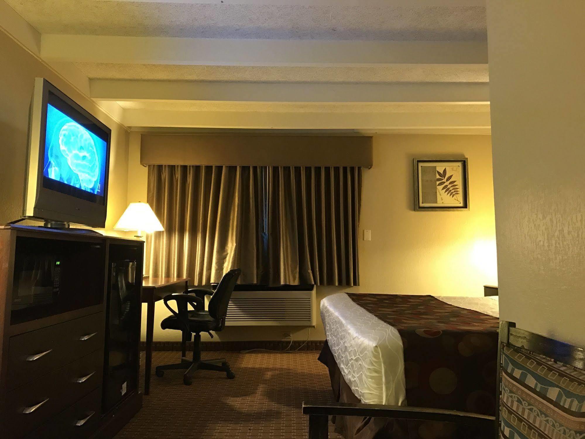 Days Inn By Wyndham Bloomington West エクステリア 写真